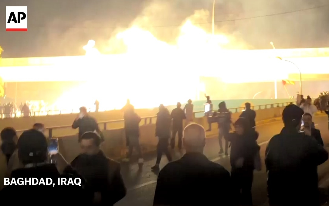 Video người biểu tình ủng hộ Iran đụng độ với cảnh sát ở thủ đô Iraq